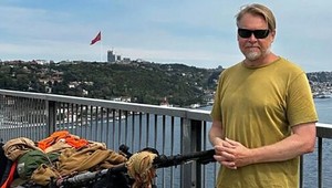 Karl Bushby kráča okolo sveta už 30 rokov. Teraz jeho cesta vedie cez Slovensko