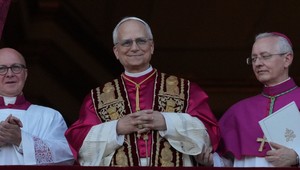 Novým pápežom sa stal kardinál Robert Francis Prevost, prijal meno Lev XIV.