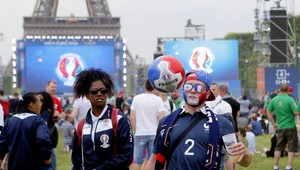 Paríž žije futbalom. Mesto je plné fanúšikov a policajtov