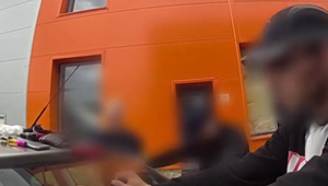 V kradnutom aute z Rakúska sedeli muži hľadaní Európskym zatykačom, mali pri sebe drogy