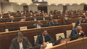 Poslanci budú o novele ústavy hlasovať až v piatok dopoludnia