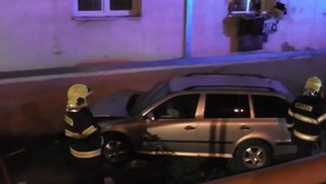 Opitý vodič narazil do vlastného domu. Plynovú prípojku minul len o pár metrov