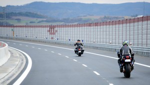 Otec so synom havarovali na motorke. Chlapca previezol vrtuľník do nemocnice