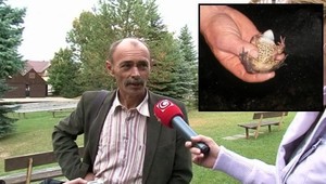 Starosta ohrozil deti! Pijú vodu z potoka so žabami a mikróbami