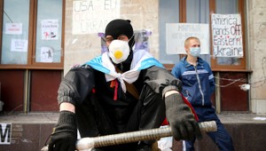 Kyjev pod tlakom povstania sľubuje decentralizáciu a ruštinu