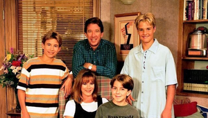 Hviezda z legendárneho sitcomu má problém! Škrtil priateľku a už je aj v cele!