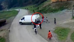 VIDEO: Deti z osád majú nebezpečnú zábavku. Skáču po idúcich autách a držia sa, kým nespadnú