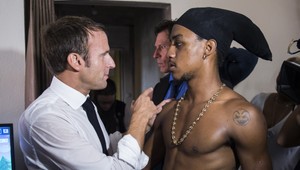 Macron je na fotke s mladíkom ukazujúcim prostredník