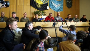 Proruskí separatisti chcú vyjednávať, zadržaných priviedli pred novinárov