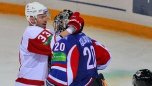 VIDEO: Šialenec na striedačke! Už aj tréner Čechova sa bije