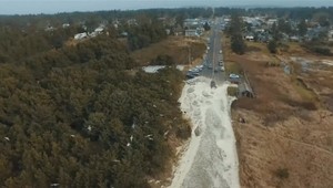 Búrka na západnom pobreží USA spôsobuje záplavy. Vlny dosahujú aj desať metrov