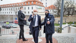 Minister školstva Branislav Gröhling má problém. Čelí podozreniu z pochybného titulu