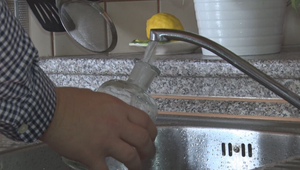 Obyvatelia obce nemôžu piť vodu z kohútika. Povodeň znečistila studne