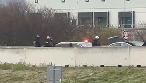 Policajti v kuklách obsadili diaľnicu. V ich aute skončil muž
