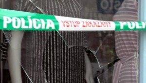 Kuriózny pokus o vlámanie: Zlodej sa cez malé okno nevedel dostať do predajne