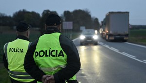 Mladík zomrel po zrážke neznámym vozidlom. Polícia hľadá svedkov nehody