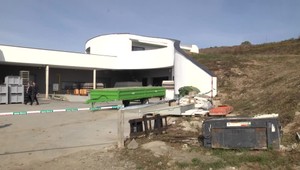 Na východe Slovenska sa zrútila časť vínnej pivnice. Muž, ktorého zemina zasypala, boj o život prehral