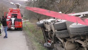 FOTO: Pri Snine havarovala cisterna s tisíckami litrov mlieka. Hlásia obrovské škody