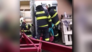 VIDEO: Chcela ukradnúť šaty z kontajnera, no ostala v ňom zaseknutá. Po vyslobodení sa žena znova pustila do oblečenia