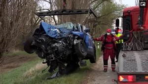 Tragická nehoda: Vodiča zabil náraz do stromu, časti auta ležali desiatky metrov okolo