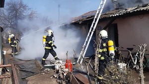 FOTO: Tragický požiar neprežil muž, ďalších dvanásť ľudí hasiči evakuovali