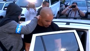 Polícia zadržala cudzincov, ktorí v Prahe surovo zbili čašníka. Boli už na letisku