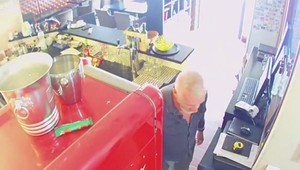 VIDEO: Z bratislavskej kaviarne ukradol peňaženku, potom ju prišiel vrátiť. Polícia začala pátranie