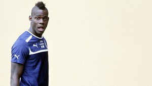 Balotelli (23) sa opäť postaral o rozruch. Udrel do kamery
