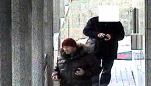 Zlodej muža pri bankomate vyobjímal. A zároveň okradol...