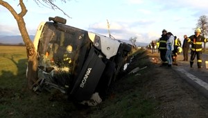 Na východe havaroval autobus s cestujúcimi, narazil do stromu