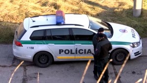 Strážnik pri pochôdzke objavil na plote telo visiace dolu hlavou