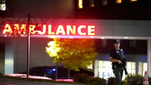 Polícia stále pátra po strelcovi, ktorý zastrelil najmenej 18 ľudí