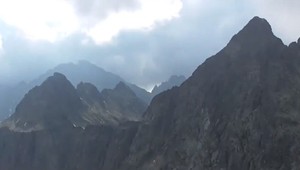 Chlapi, ktorí na vrchol Rysov umiestnili tabuľku so svojimi menami, sa vrátili napraviť škody