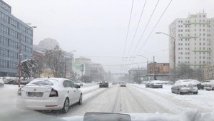 Zima dáva šoférom zabrať. Ako skrotiť auto na šmykľavej vozovke?