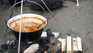 Ročné dievčatko spadlo do guláša, zasahoval vrtuľník