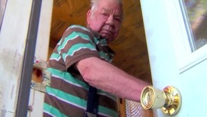 Dôchodca (76) si chystal raňajky, dvere mu vyvalilo komando