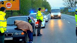 Rumuni utekali pred policajtmi, stihli vymeniť pneumatiku