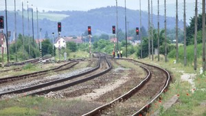 Na východe sedela mladá žena na koľajniciach. Po zrážke s vlakom zomrela