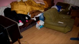 Klepli mu po prstoch. Mladík v pohovke ukrýval trávu