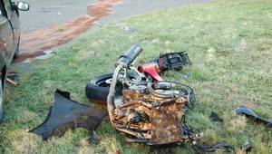 Motorkár bez prilby zahynul po náraze do dlažby