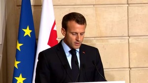 Trapasy počas osláv Dňa bastily. Zlé farby vlajky aj pád policajtov priamo pre prezidentom