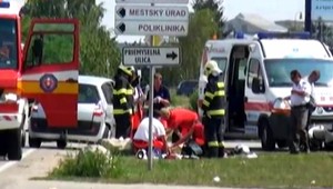 Motorkár (32) jazdil frajersky na zadnom, vpálil do auta!