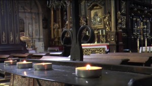 Incident pre hostiu. Kňazi privolali do kostola na tínedžera políciu