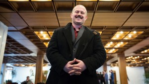 Kotlebov poslanec Peter Krupa prišiel do parlamentu so zbraňou