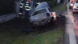 V priekope rodinného domu začalo horieť auto. Muža nezachránili ani vodiči