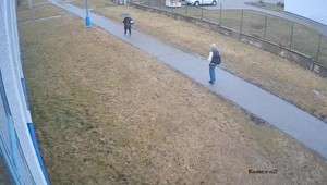 VIDEO: Neznámy muž napadol a okradol ženu za bieleho dňa