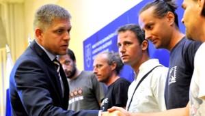 Fico vychvaľoval SIS. Nie je to vhodné, tvrdí analytik