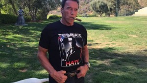 To sa len tak nevidí: Arnold Schwarzenegger naháňa na bicykli poníka