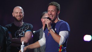 Hanba priamo na pódiu: Spevák zo skupiny Coldplay náhodou prichytil pár pri podvádzaní!