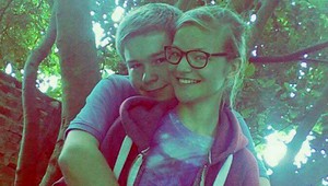 Tínedžerka (14) súhlasila s vraždou matky a sestry. S priateľom (14) si po čine pozreli film